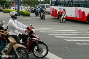 nhung-nguy-hiem-rinh-rap-phia-sau-xe-may-