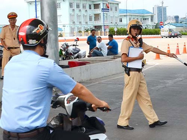 Điều khiển xe máy khi chờ cấp lại bằng bị phạt như thế nào